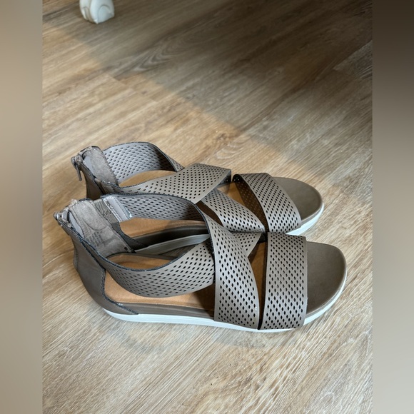 Universal Thread High Top Sandals - Picture 5 of 5